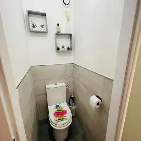 דירה With Tropical Garden And Mountain View Location מנטון